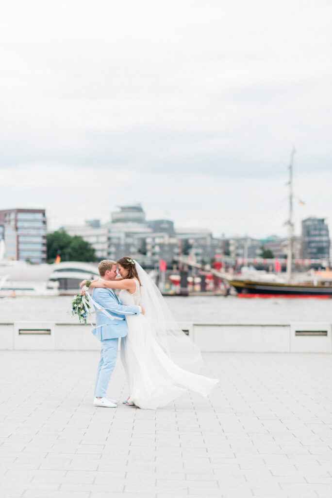 Fine Art Destination Wedding Photographer Europe | Nicole Mihelic | Hochzeitsfotograf Hamburg Elbphilharmonie