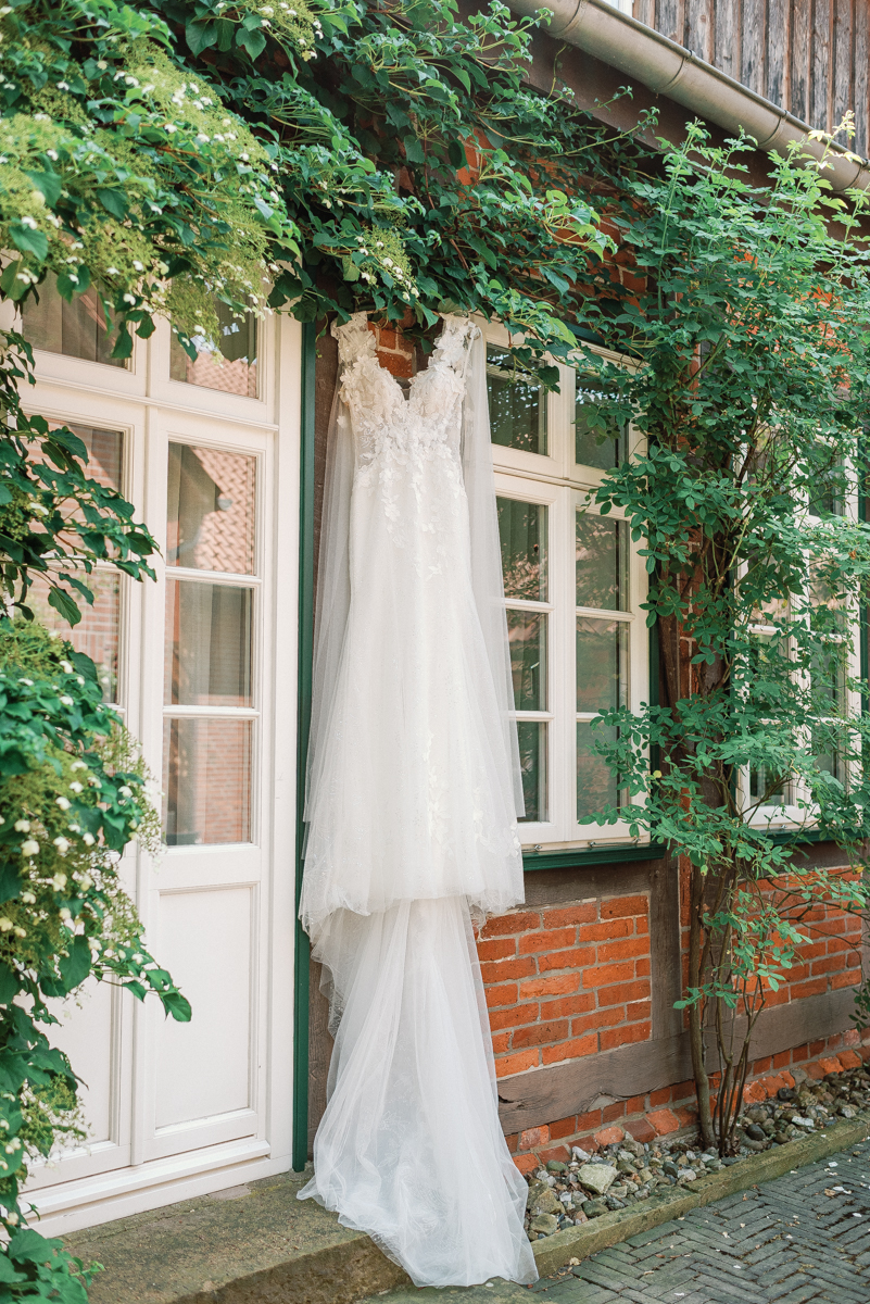 Fine Art Destination Wedding Photographer Europe | Nicole Mihelic - Farmhouse Wedding | Hochzeitsfotograf Hamburg | Hochzeitsfotograf Celle Wienhausen